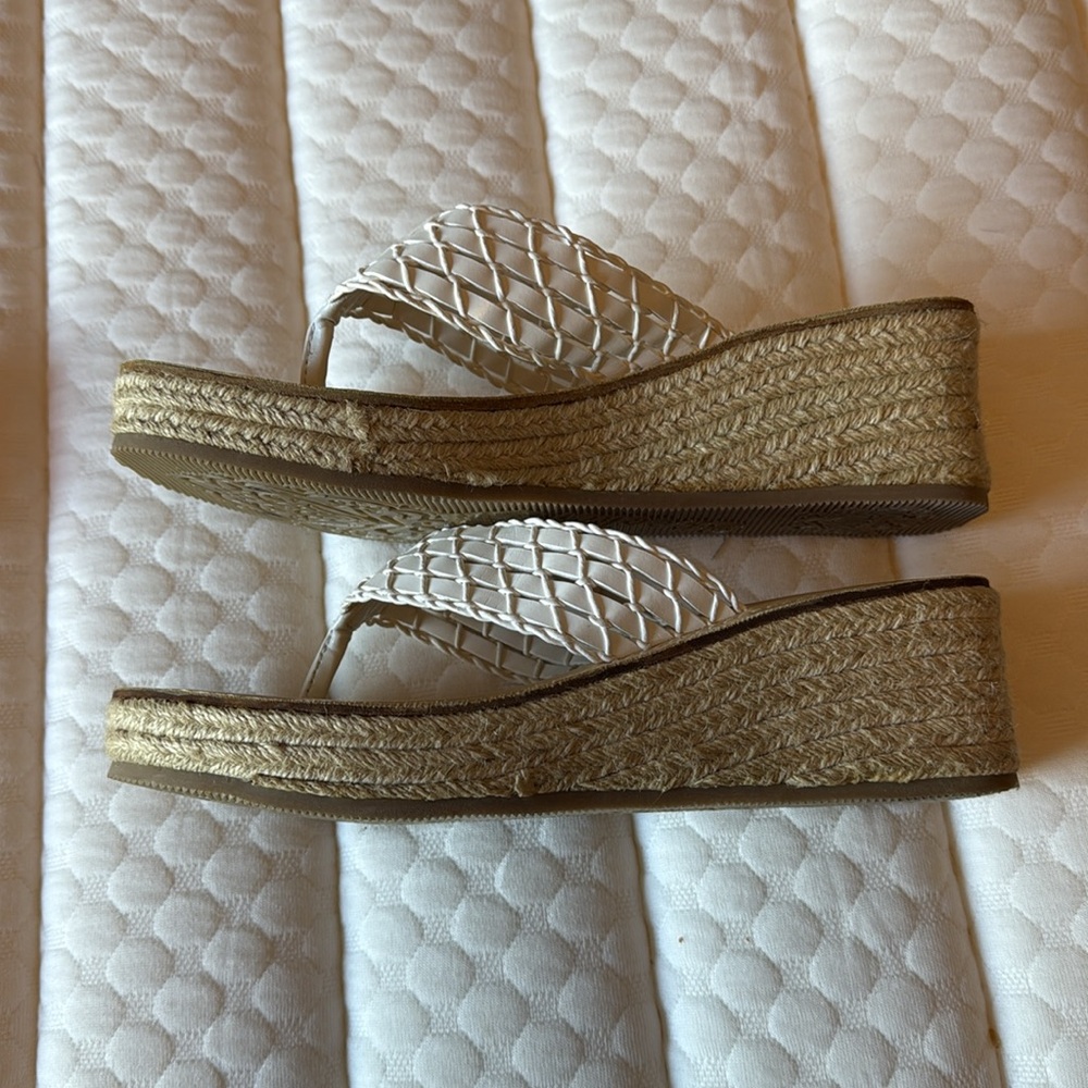 Skechers sz 9 Wedged 2” White Braided Sandals Burlap Heel NWOT - Picture 2 of 6
